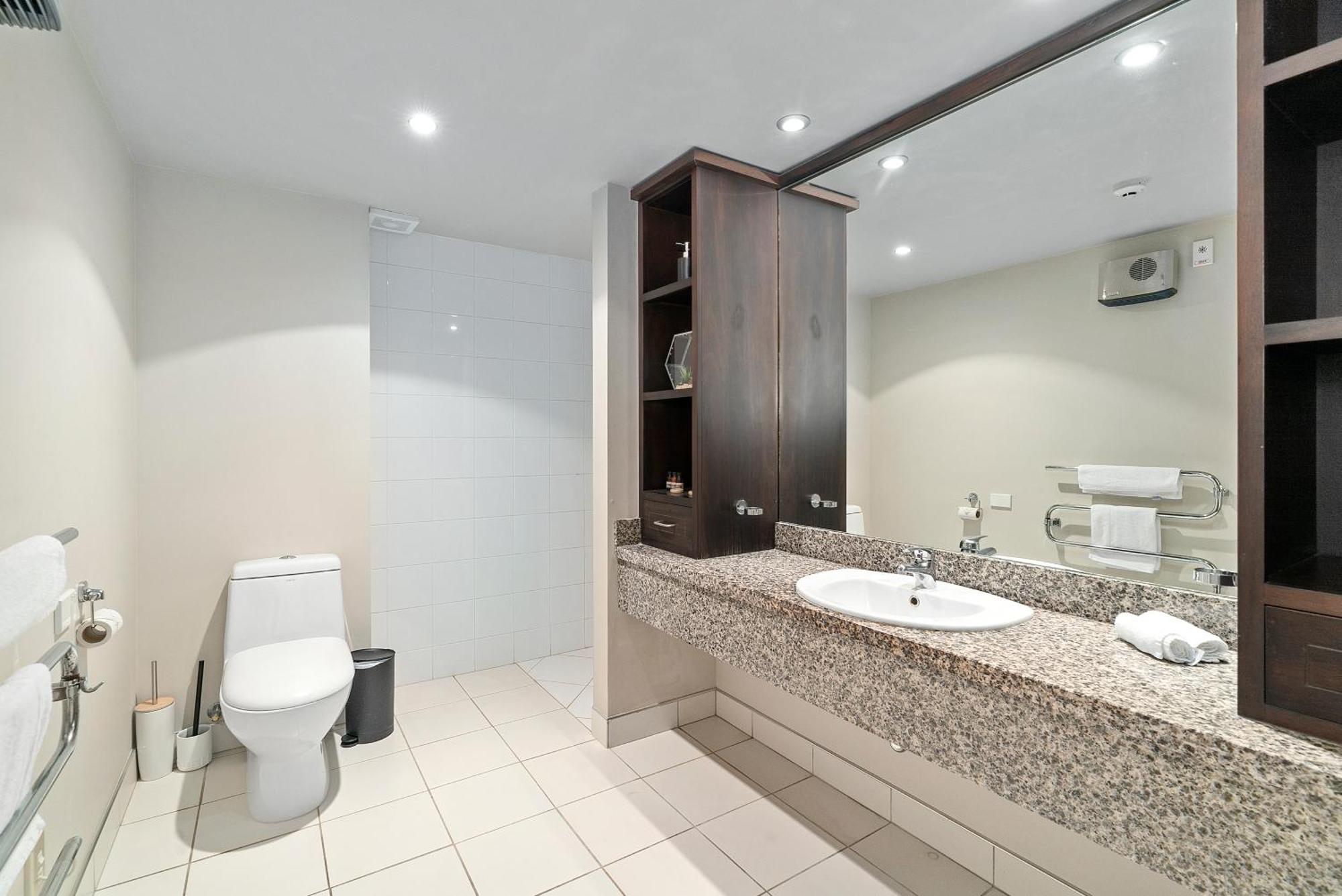 Lakeside Living - Modern 2-Bedroom Apartment Queenstown Luaran gambar